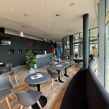 Savoy 3* باد ميرغنثيم